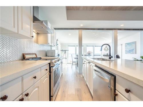 2094 Lakeshore Road, Dunnville, ON - Indoor Photo Showing Kitchen With Double Sink With Upgraded Kitchen