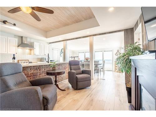 2094 Lakeshore Road, Dunnville, ON - Indoor Photo Showing Living Room