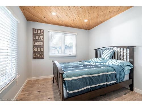 2094 Lakeshore Road, Dunnville, ON - Indoor Photo Showing Bedroom