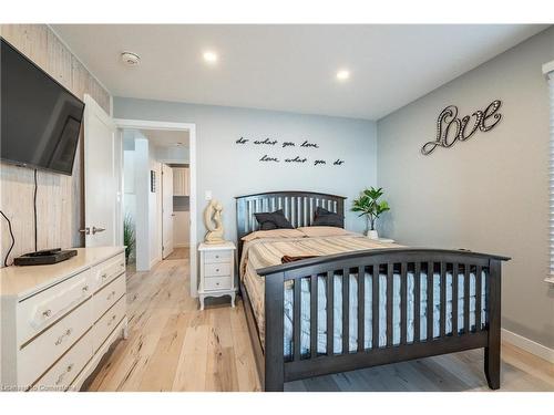 2094 Lakeshore Road, Dunnville, ON - Indoor Photo Showing Bedroom