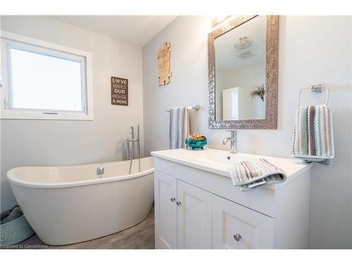 2094 Lakeshore Road, Dunnville, ON - Indoor Photo Showing Bathroom