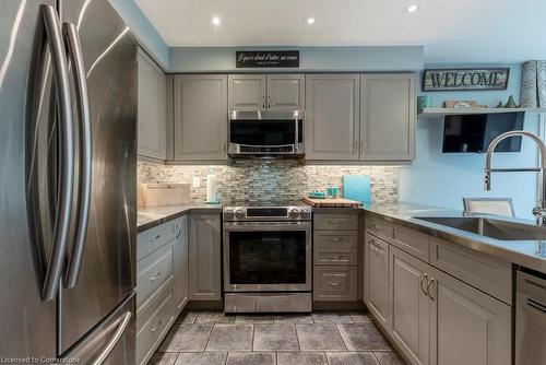 3178 Philip Street, Burlington, ON - Indoor Photo Showing Kitchen With Upgraded Kitchen