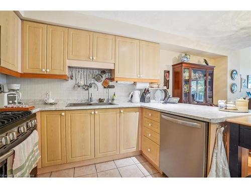 37 Willow Lane, Grimsby, ON - Indoor Photo Showing Kitchen With Double Sink