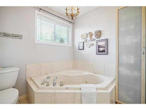 37 Willow Lane, Grimsby, ON - Indoor Photo Showing Bathroom