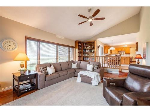 6166 Sinclairville Road, Binbrook, ON - Indoor Photo Showing Living Room