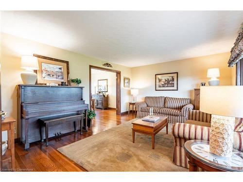 6166 Sinclairville Road, Binbrook, ON - Indoor Photo Showing Living Room