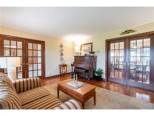 6166 Sinclairville Road, Binbrook, ON - Indoor Photo Showing Living Room