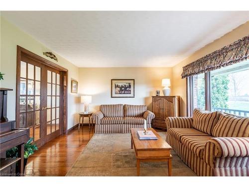 6166 Sinclairville Road, Binbrook, ON - Indoor Photo Showing Living Room