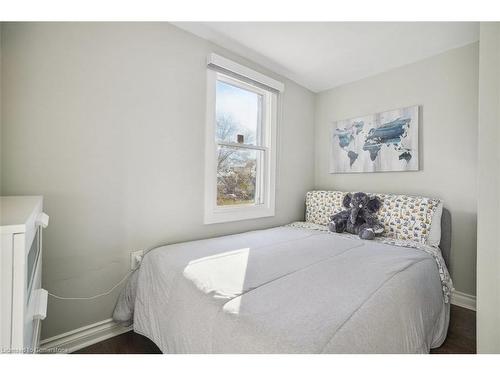 25 Rockwood Avenue, St. Catharines, ON - Indoor Photo Showing Bedroom