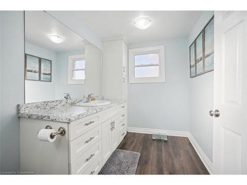 25 Rockwood Avenue, St. Catharines, ON - Indoor Photo Showing Bathroom