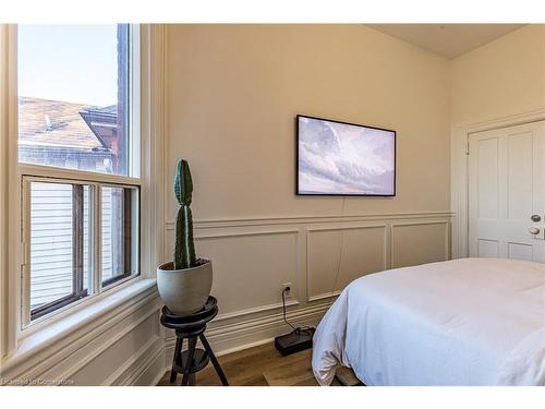 185 1/2 Emerald Street N, Hamilton, ON - Indoor Photo Showing Bedroom