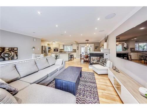 600 Grays Road, Stoney Creek, ON - Indoor Photo Showing Living Room