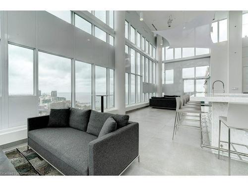 1103-500 Brock Avenue, Burlington, ON - Indoor Photo Showing Living Room