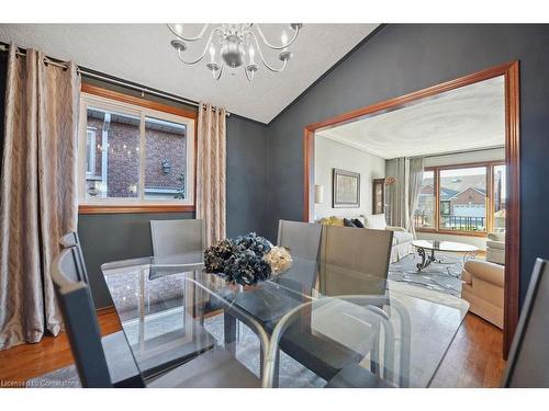 15 Presidio Drive, Hamilton, ON - Indoor Photo Showing Living Room