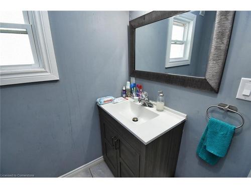 162 Newlands Avenue, Hamilton, ON - Indoor Photo Showing Bathroom