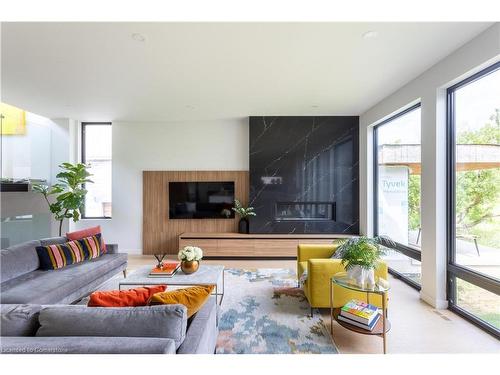 70 Upper Mount Albion Road, Hamilton, ON - Indoor Photo Showing Living Room