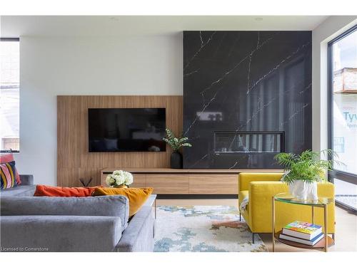 70 Upper Mount Albion Road, Hamilton, ON - Indoor Photo Showing Living Room