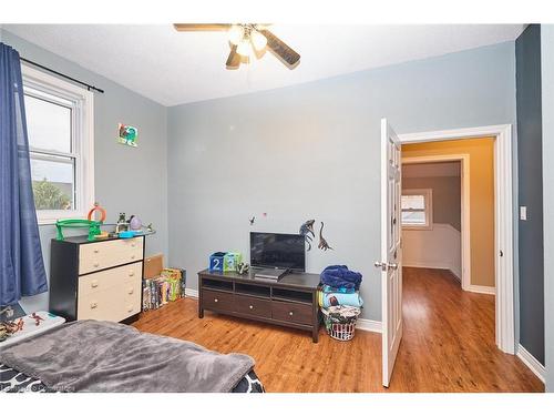 108 Cross Street E, Dunnville, ON - Indoor Photo Showing Bedroom