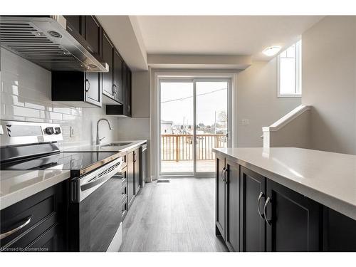 22 Hollywood Court, Cambridge, ON - Indoor Photo Showing Kitchen With Upgraded Kitchen