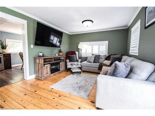 384 Diltz Road, Dunnville, ON - Indoor Photo Showing Living Room