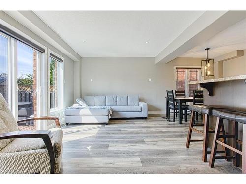 121 Sumner Crescent, Grimsby, ON - Indoor Photo Showing Living Room