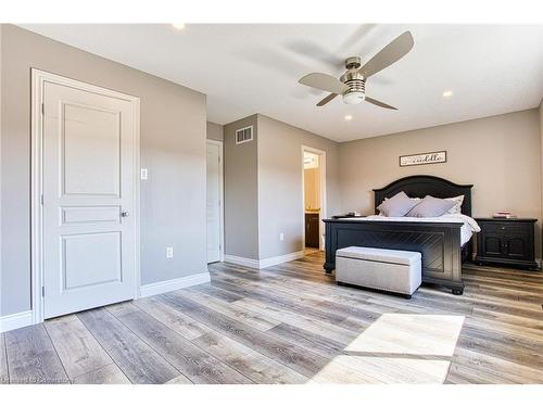 121 Sumner Crescent, Grimsby, ON - Indoor Photo Showing Bedroom