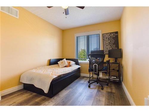 121 Sumner Crescent, Grimsby, ON - Indoor Photo Showing Bedroom