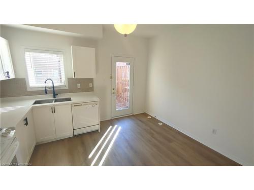 32-435 Hensall Circle, Mississauga, ON - Indoor Photo Showing Kitchen With Double Sink