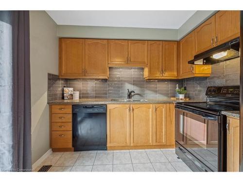 45-24 Kenyon Crescent, Grimsby, ON - Indoor Photo Showing Kitchen With Double Sink