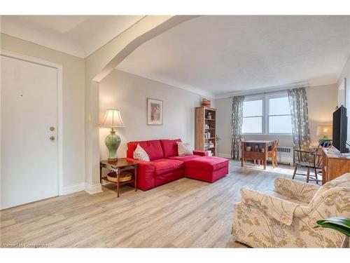 410B-5 East 36Th Street, Hamilton, ON - Indoor Photo Showing Living Room