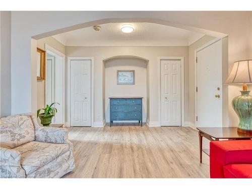 410B-5 East 36Th Street, Hamilton, ON - Indoor Photo Showing Living Room