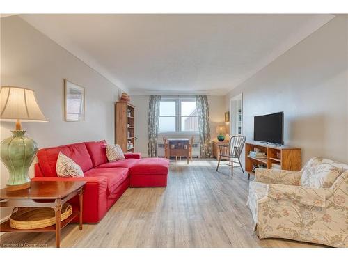 410B-5 East 36Th Street, Hamilton, ON - Indoor Photo Showing Living Room