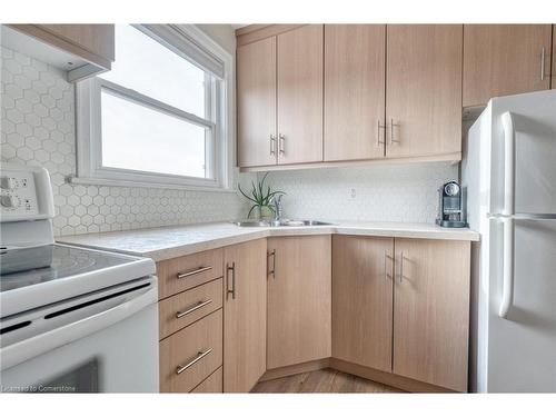 410B-5 East 36Th Street, Hamilton, ON - Indoor Photo Showing Kitchen With Double Sink