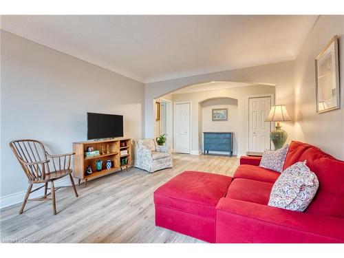 410B-5 East 36Th Street, Hamilton, ON - Indoor Photo Showing Living Room