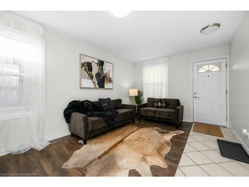 536 John Street N, Hamilton, ON - Indoor Photo Showing Living Room