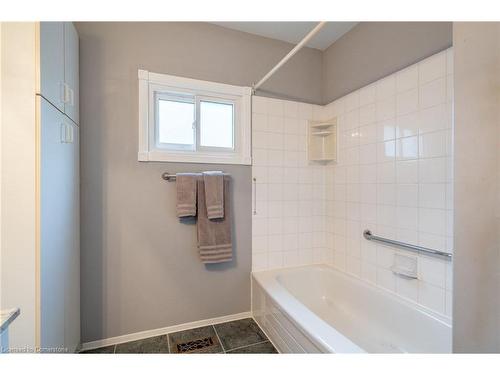 202 Canada Street, Hamilton, ON - Indoor Photo Showing Bathroom