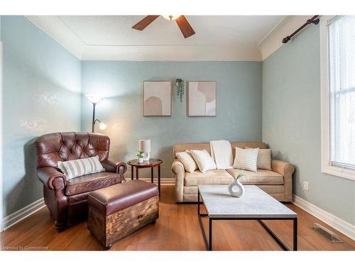 202 Canada Street, Hamilton, ON - Indoor Photo Showing Living Room