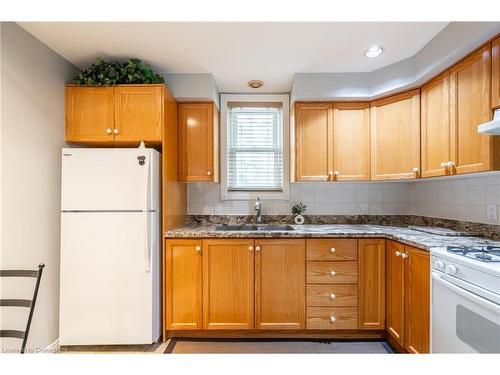 202 Canada Street, Hamilton, ON - Indoor Photo Showing Kitchen