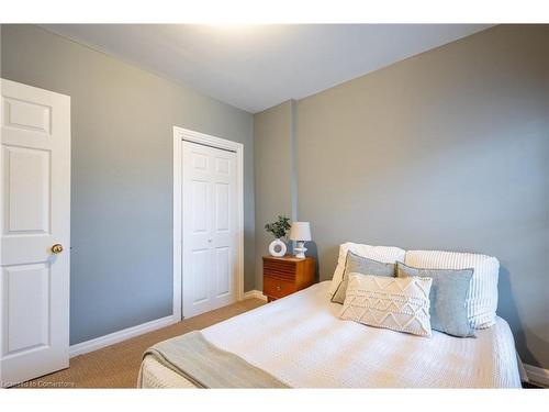 202 Canada Street, Hamilton, ON - Indoor Photo Showing Bedroom