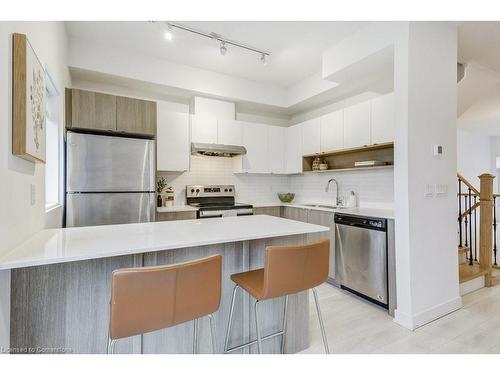 62-1121 Cooke Boulevard, Burlington, ON - Indoor Photo Showing Kitchen With Upgraded Kitchen