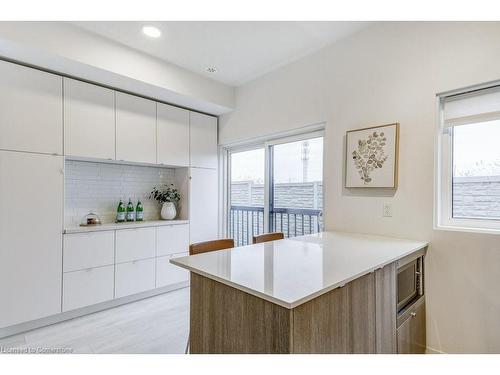 62-1121 Cooke Boulevard, Burlington, ON - Indoor Photo Showing Kitchen