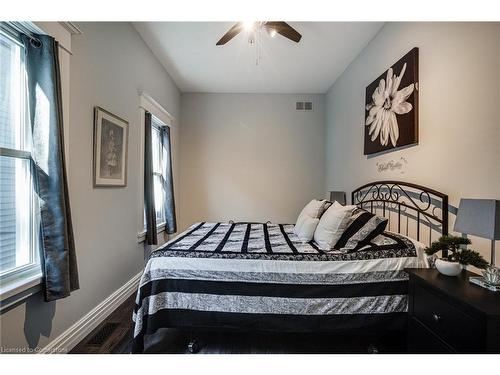 94 Pleasant Avenue, St. Catharines, ON - Indoor Photo Showing Bedroom