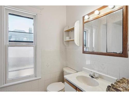 76 Spadina Avenue, Hamilton, ON - Indoor Photo Showing Bathroom