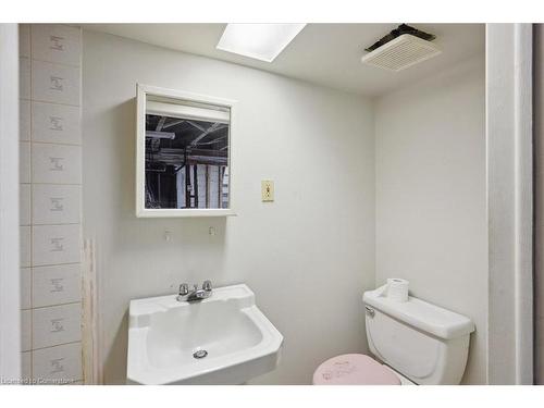 76 Spadina Avenue, Hamilton, ON - Indoor Photo Showing Bathroom