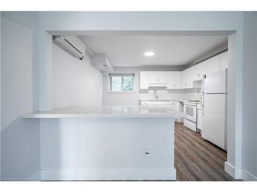 4-2161 Ghent Avenue, Burlington, ON - Indoor Photo Showing Kitchen