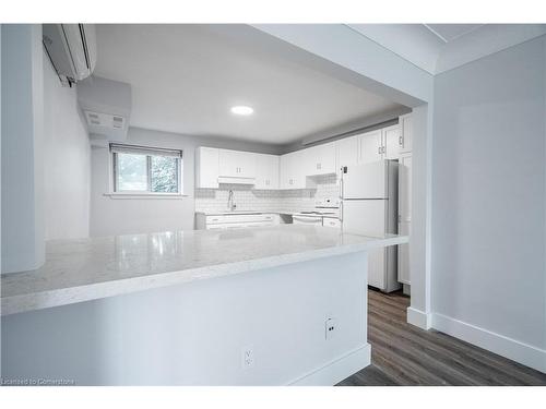 4-2161 Ghent Avenue, Burlington, ON - Indoor Photo Showing Kitchen