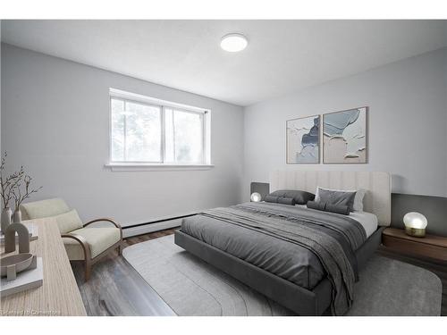 4-2161 Ghent Avenue, Burlington, ON - Indoor Photo Showing Bedroom