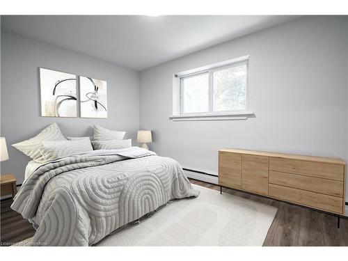 4-2161 Ghent Avenue, Burlington, ON - Indoor Photo Showing Bedroom