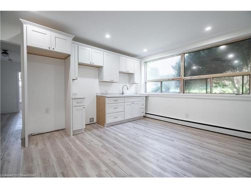 1-165 Park Row S, Hamilton, ON - Indoor Photo Showing Kitchen