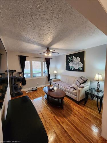 94 Avonlea Street, Ingersoll, ON - Indoor Photo Showing Living Room